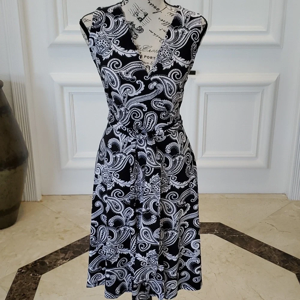 INC black & White paisley V neck sleeveless  dress  size M